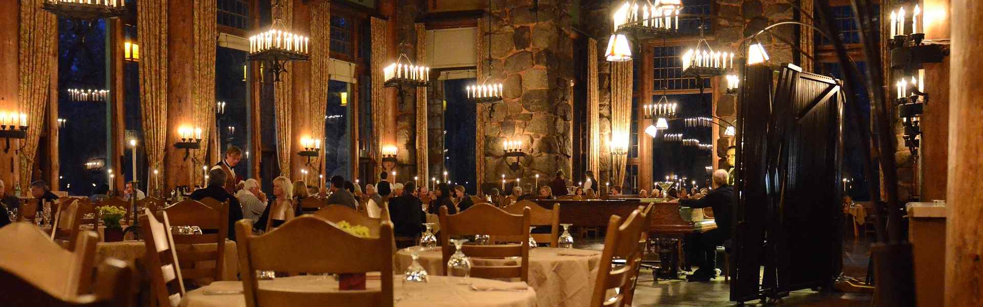 Clientèle à table au restaurant